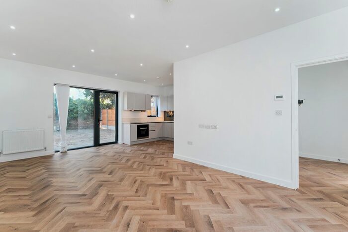 2 Bedroom Mews To Rent In High Street Wanstead, London E11