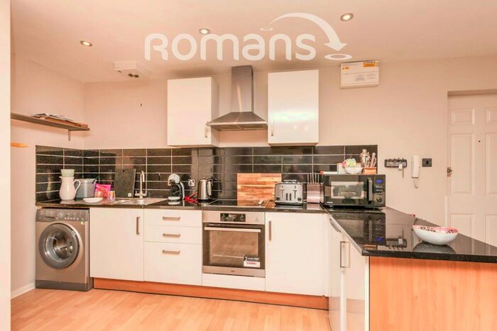 1 Bedroom Flat To Rent In Hawkesworth Drive, Bagshot, GU19