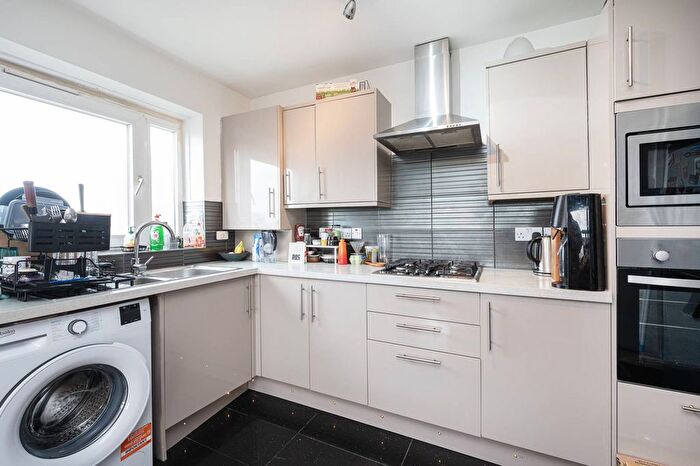 2 Bedroom Flat For Sale In Whiston Road, Haggerston, London, E2