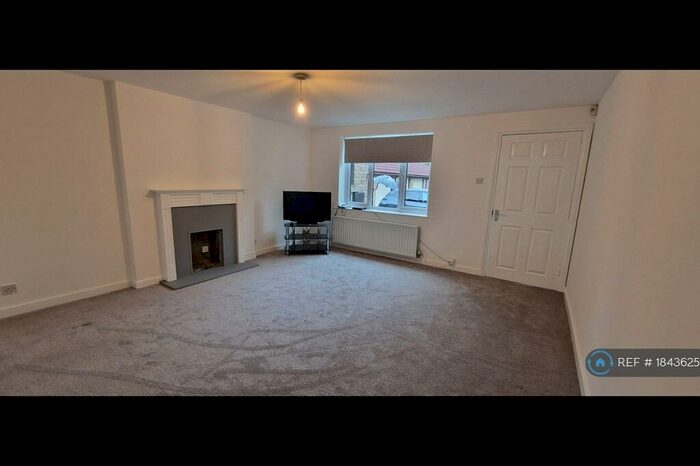 2 Bedroom Flat To Rent In Marlborough Court, Leeds, LS14