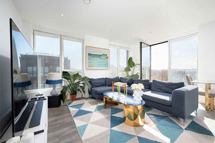 2 Bedroom Flat For Sale In Clapton Common, Clapton, E5