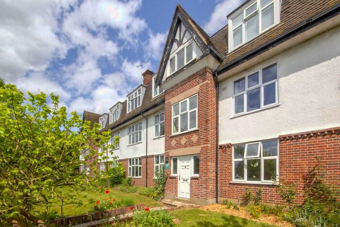 2 Bedroom Flat To Rent In Upper Sunbury Road, Hampton, TW12