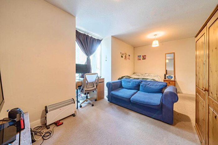 2 Bedroom Flat For Sale In Eagle Heights, Clapham Junction, London, SW11