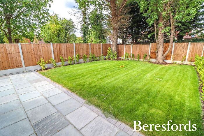 3 Bedroom Bungalow For Sale In Bridge Avenue, Upminster, RM14