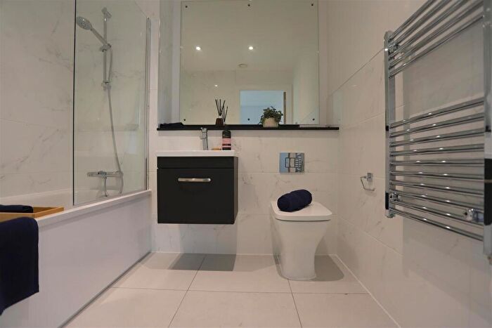 3 Bedroom Apartment For Sale In Great Ducie Street, M3 - Photo 7
