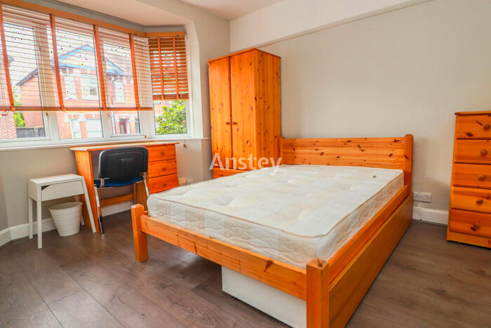 5 Bedroom Semi-Detached House To Rent In Coventry Road, Southampton, Hampshire, SO15