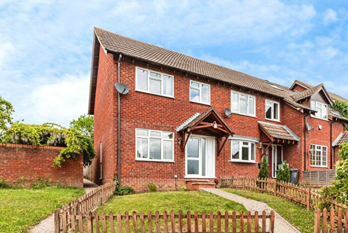 3 Bedroom End Of Terrace House For Sale In Purbrook Road, Tadley, Hampshire, RG26