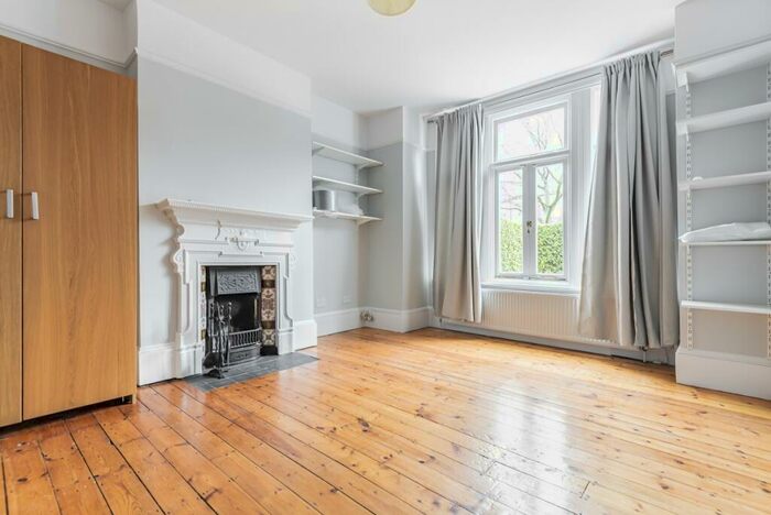 2 Bedroom Flat To Rent In Dornton Road, Balham, London, SW12