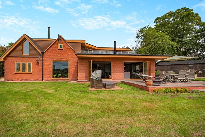 4 Bedroom Country House For Sale In Hanbury Road Droitwich, Worcestershire, WR9