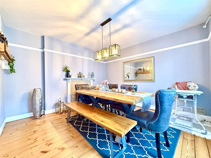 3 Bedroom Semi-Detached House For Sale In Baysham Street, Hereford, HR4 - Photo 4