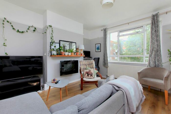 2 Bedroom Flat To Rent In Stephen Sanders Court, Salcott Road, London, SW11