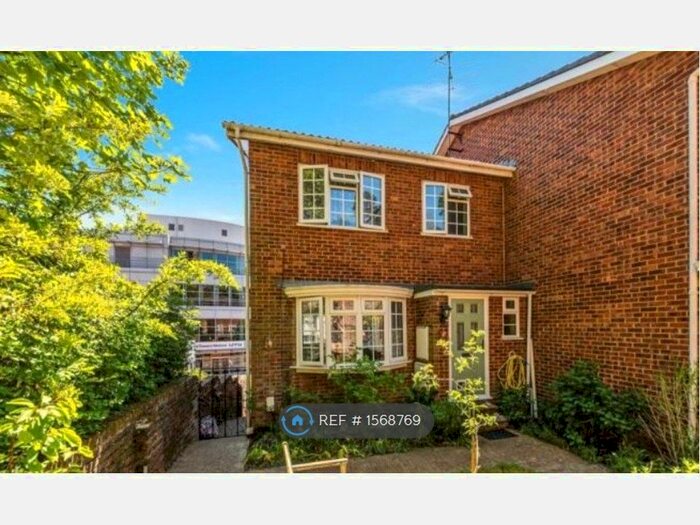 3 Bedroom End Of Terrace House To Rent In Furze Close, Redhill, RH1