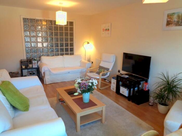 2 Bedroom Flat To Rent In Carisbrooke Road, Far Headingley, Leeds, LS16