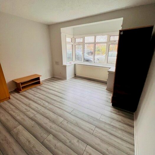 2 Bedroom Flat To Rent In Chestnut Close, West Drayton UB7