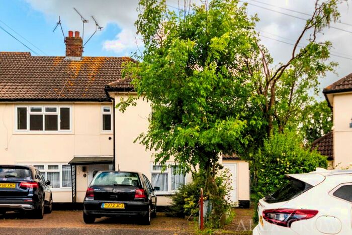 3 Bedroom Flat To Rent In Dunmow Close, Loughton, IG10