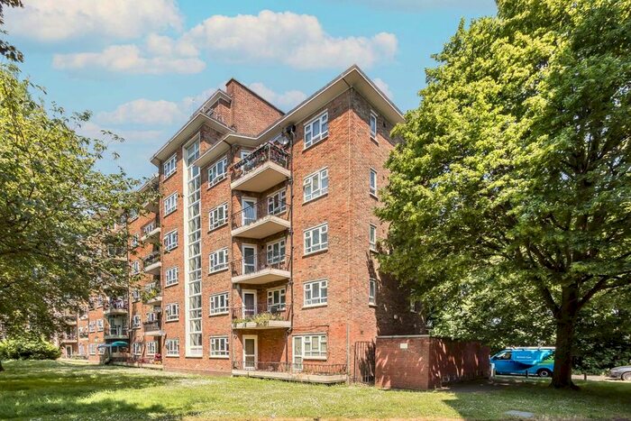 3 Bedroom Flat To Rent In Horne Way, London, SW15