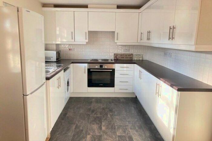 2 Bedroom Flat To Rent In Hardy Close, Dukinfield, SK16