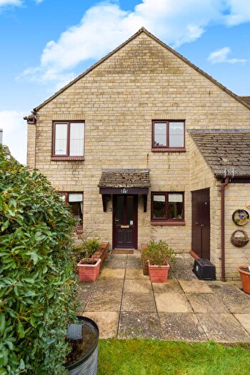 2 Bedroom Flat For Sale In Riverside Gardens, Witney, OX28