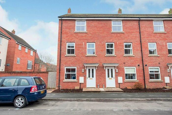 4 Bedroom Town House To Rent In Bedroom Terraced Town House In Thatcham Avenue, Kingsway, GL2