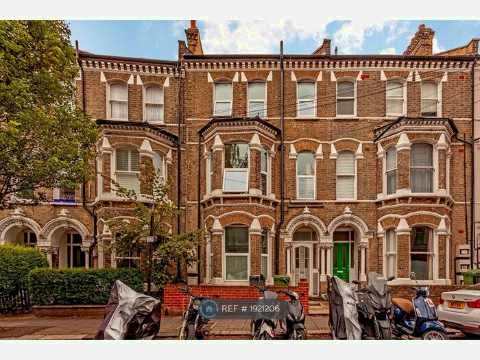 3 Bedroom Flat To Rent In St. Lukes Avenue, London, SW4
