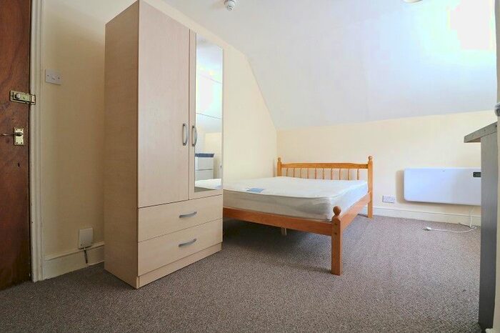Studio To Rent In Castlebar Hill, London, W5