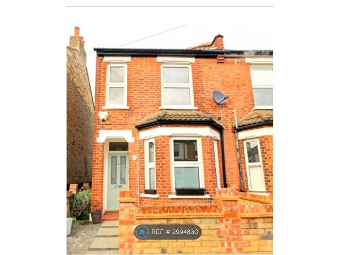 3 Bedroom Semi Detached House To Rent In Victoria Road, Bromley, BR2