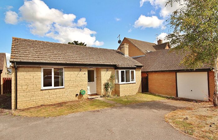 2 Bedroom Bungalow For Sale In Bury Mead, Stanton Harcourt, OX29