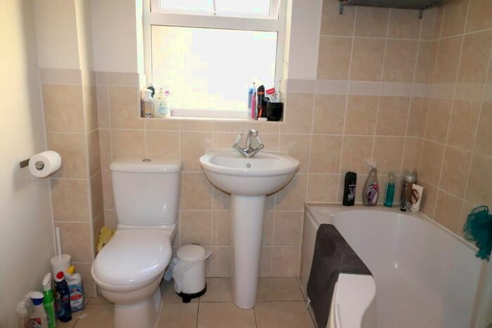 2 Bedroom Flat To Rent In Palace Road, London, SW2