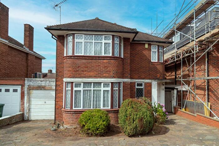 3 Bedroom Detached House For Sale In Francklyn Gardens, Edgware, HA8