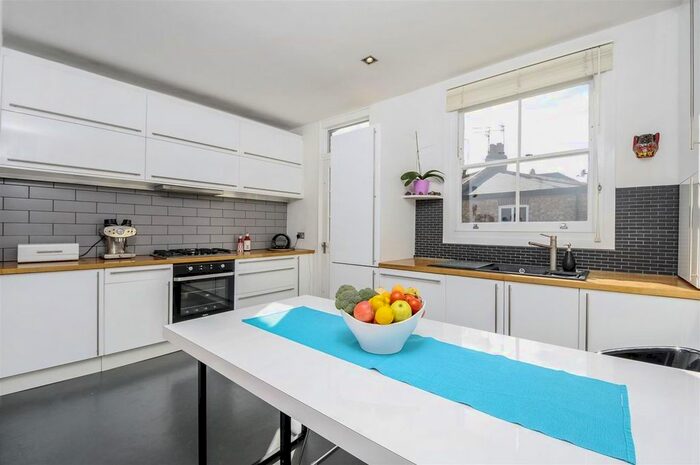 3 Bedroom Flat To Rent In Doverfield Road, London, SW2
