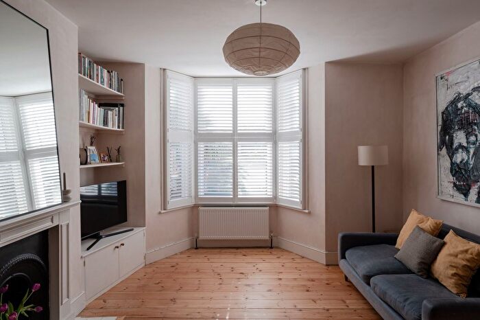 2 Bedroom Flat For Sale In Grove Green Road, Leytonstone, London, E11