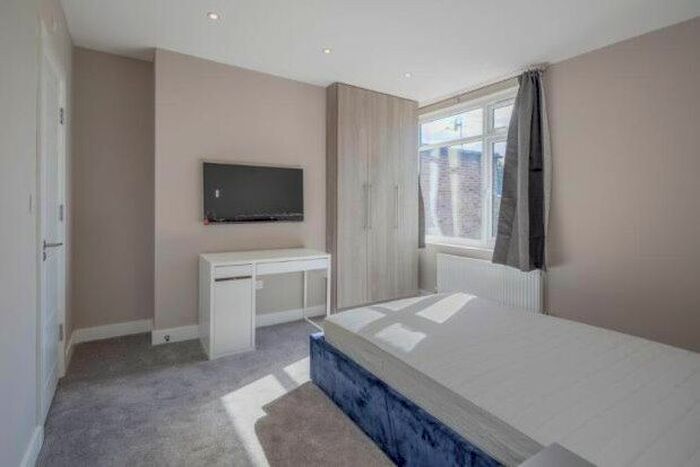 Studio To Rent In Goldhawk Road, London, W6