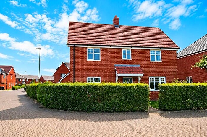 4 Bedroom Detached House For Sale In Narrowleaf Drive, Ringwood., BH24