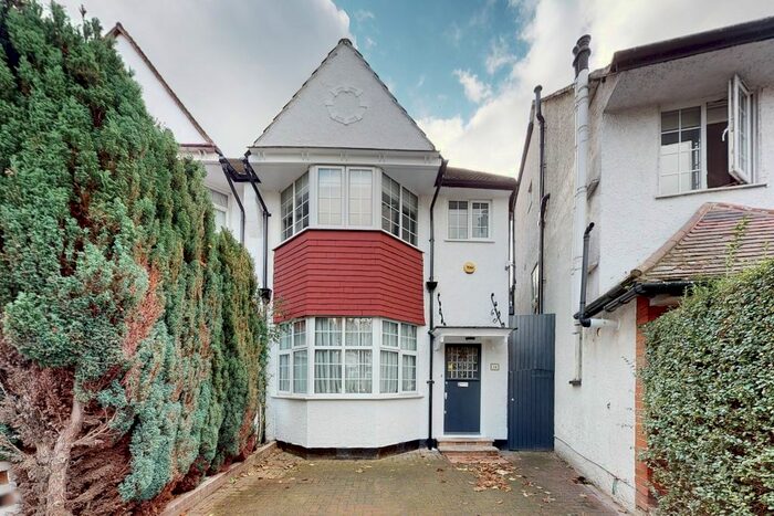4 Bedroom Semi-Detached House To Rent In Clifton Gardens, Temple Fortune, NW11