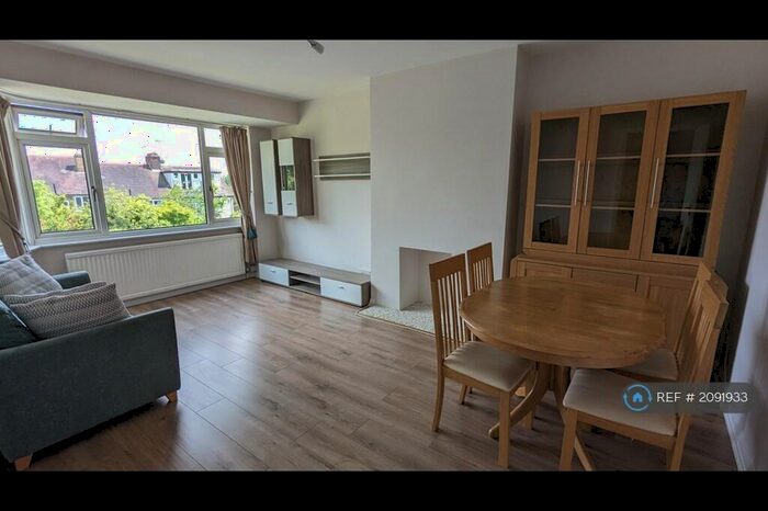 2 Bedroom Maisonette To Rent In Park Court, London, N12
