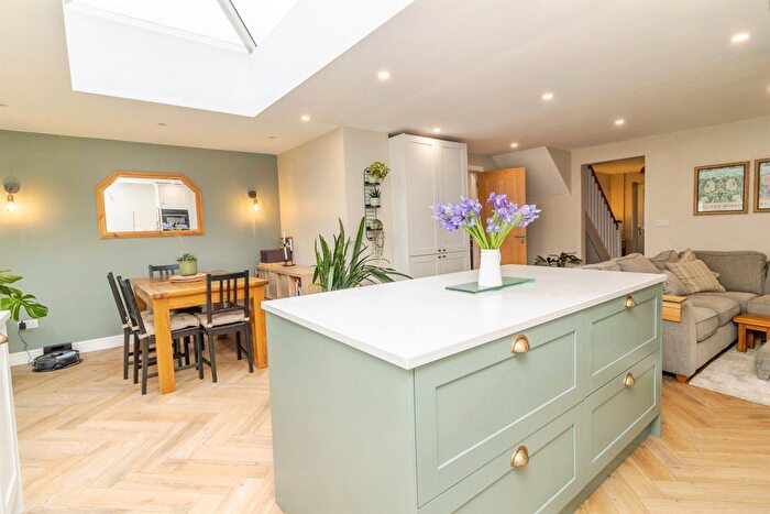 3 Bedroom Semi-detached House For Sale In Almond Road, Leighton Buzzard, LU7