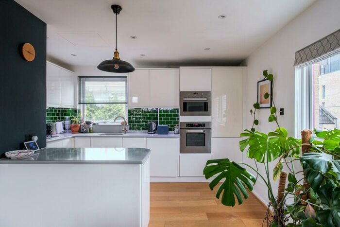 2 Bedroom Duplex To Rent In Wharf Road London, N1