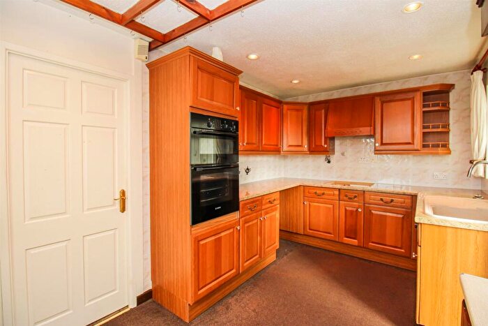 2 Bedroom Detached Bungalow For Sale In Sandgate Drive, Kippax, Leeds, LS25