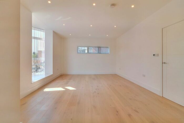 1 Bedroom Flat To Rent In Flat, High Road, Harrow Weald, Harrow, HA3