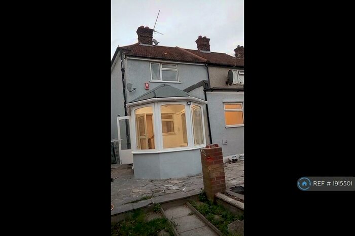3 Bedroom End Of Terrace House To Rent In Oval Road South, Dagenham, RM10