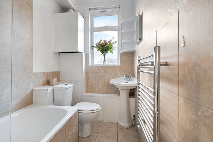 2 Bedroom Flat To Rent In Callow Street, London, SW3