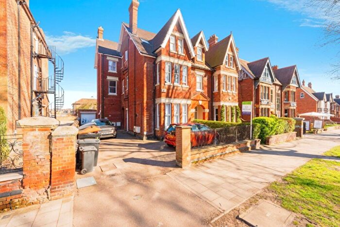 2 Bedroom Flat For Sale In De Parys Avenue, Bedford, Bedfordshire, MK40
