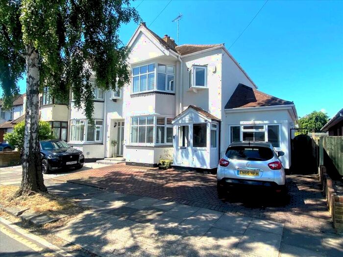 4 Bedroom End Of Terrace House To Rent In Leigh On Sea, SS9