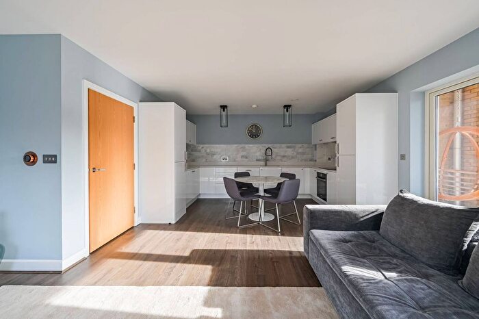 2 Bedroom Flat To Rent In St Clements Avenue, Bow, London, E3