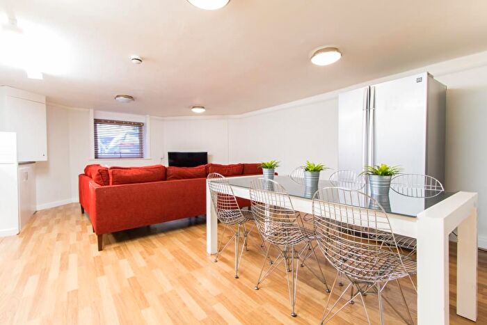 6 Bedroom Flat To Rent In Ladybarn Road, Manchester, M14