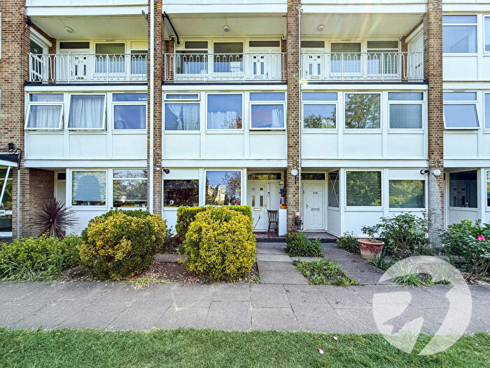 3 Bedroom Maisonette For Sale In Tarnwood Park, London, SE9