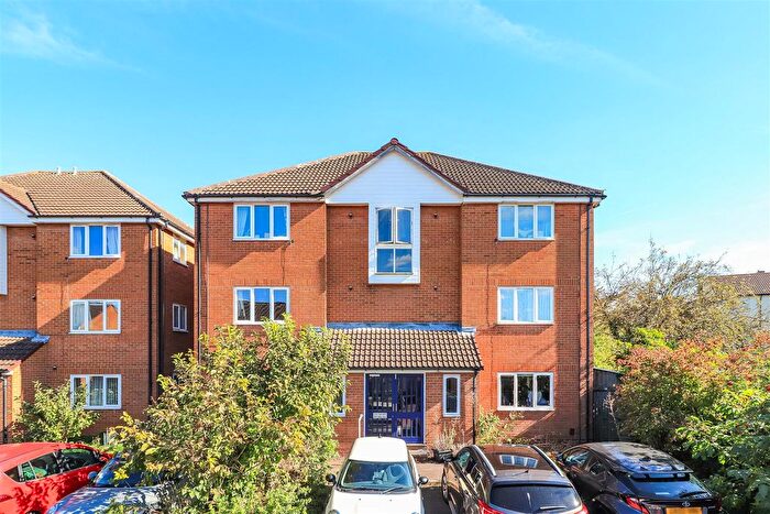 2 Bedroom Flat For Sale In Corrie Road, Cambridge, CB1