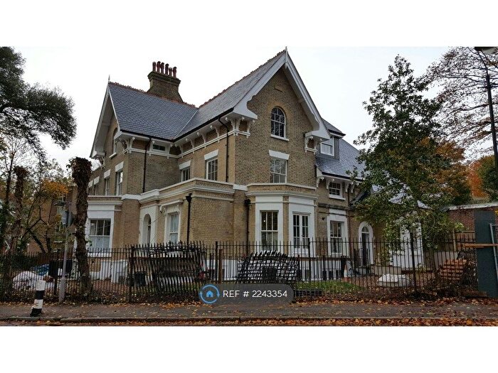 3 Bedroom Flat To Rent In Fox Hill, London, SE19