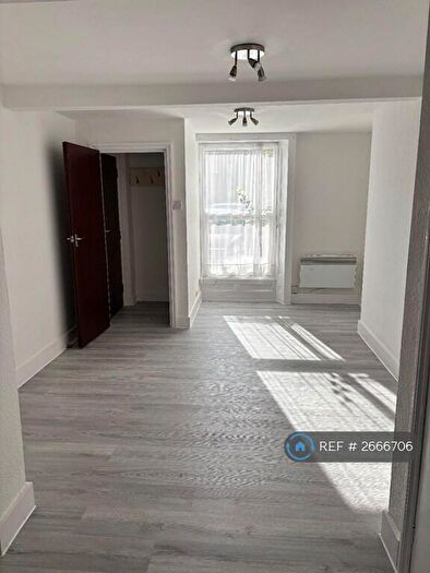 2 Bedroom Flat To Rent In Redecorated Ground And Lower Ground, Reading, RG1