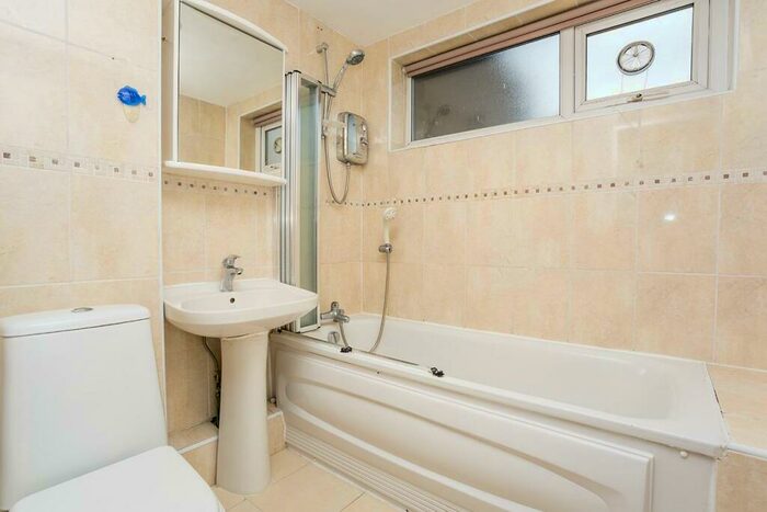 2 Bedroom Property To Rent In Vivian Avenue, Hendon, London, NW4